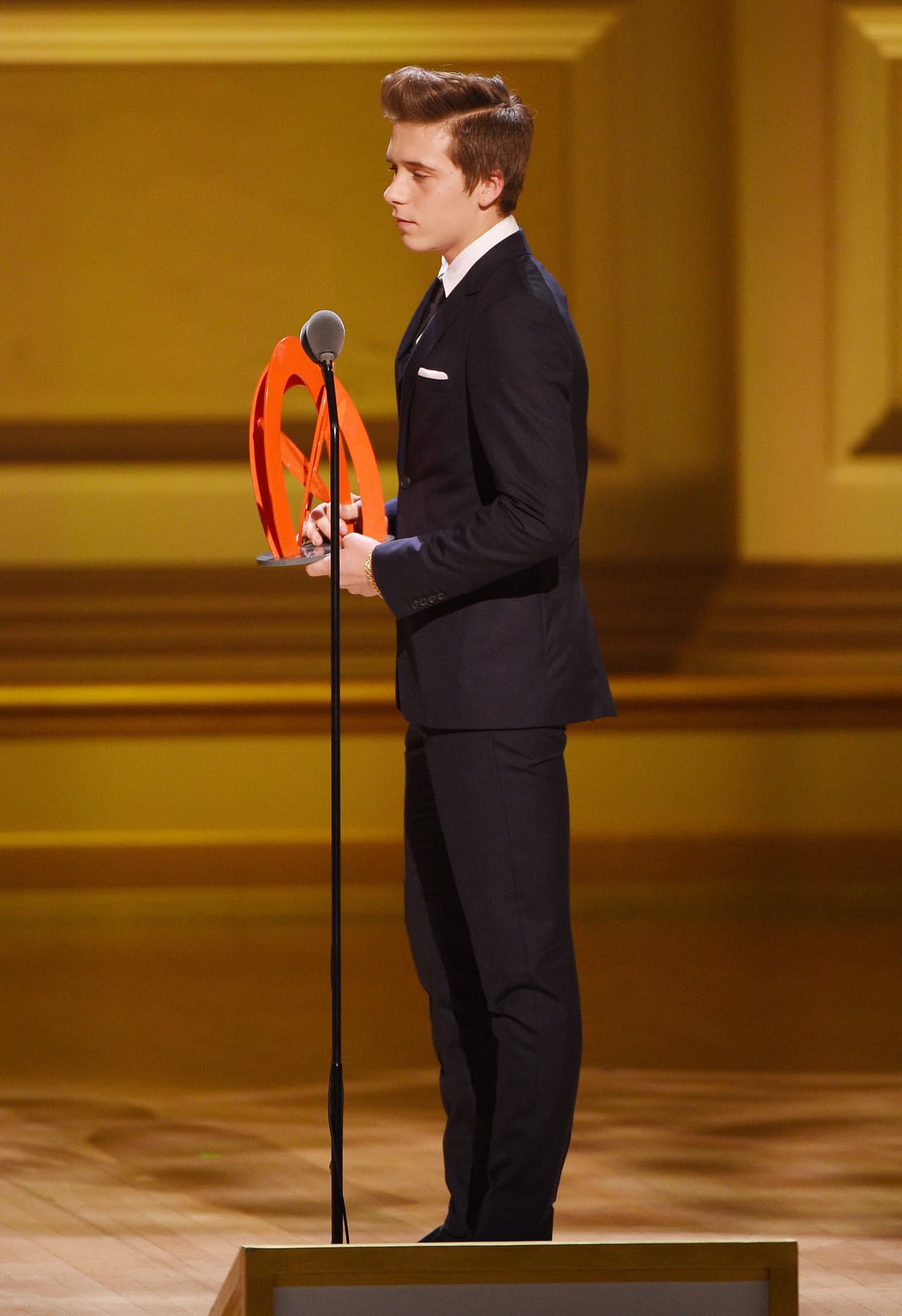 Brooklyn Beckham tuvo la oportunidad de presentarle a Victoria el premio de 'Woman of the Year'.