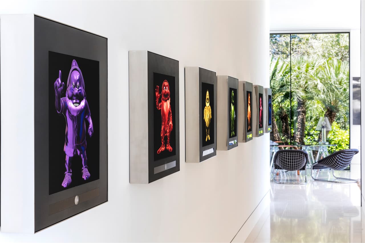 Una de las paredes muestran una instalación de videos interactivos de los siete enanitos de la película de Blancanieves de Walt Disney. Son obra de Dominic Harris.