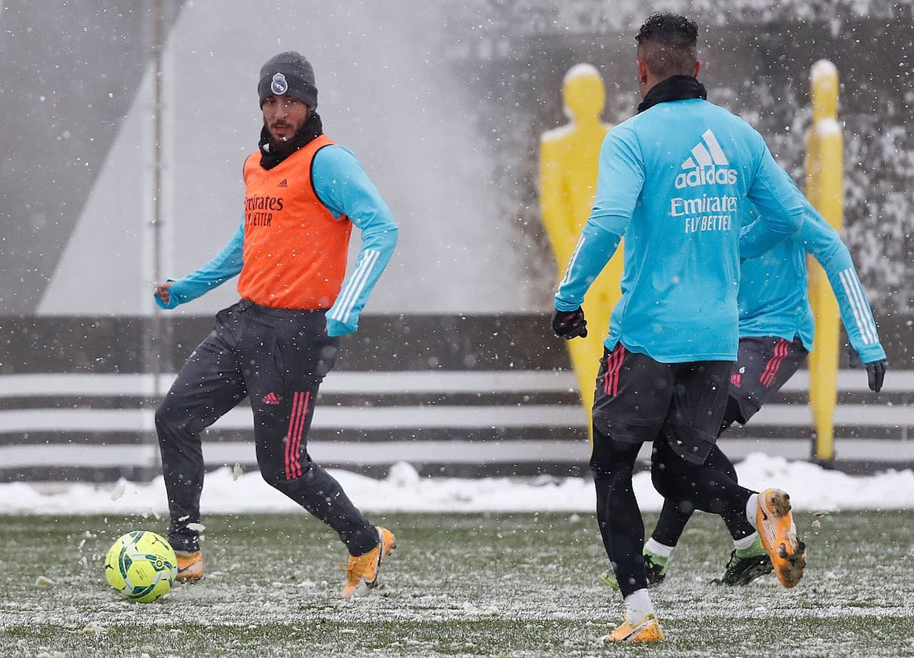 El Real Madrid preparó su próximo duelo contra Osasuna entrenando en la Ciudad Real Madrid bajo una tremenda nevada.