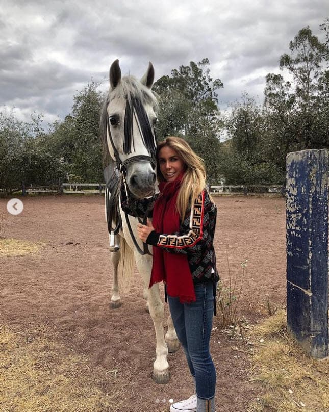 Sin embargo, la actriz no midió su fuerza y se desmayó: "En el recargar tanto el cuello, mi cerebro deja de recibir un poco de oxígeno y me voy,
<b>me desvanezco en el piso</b>".
<br>
