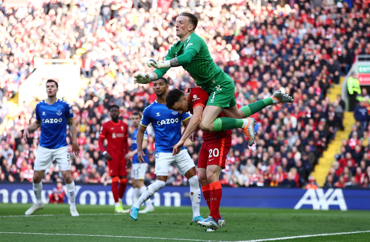Liverpool derrotó al Everton gracias a los goles de Andrew Robertson y Divock Origi.