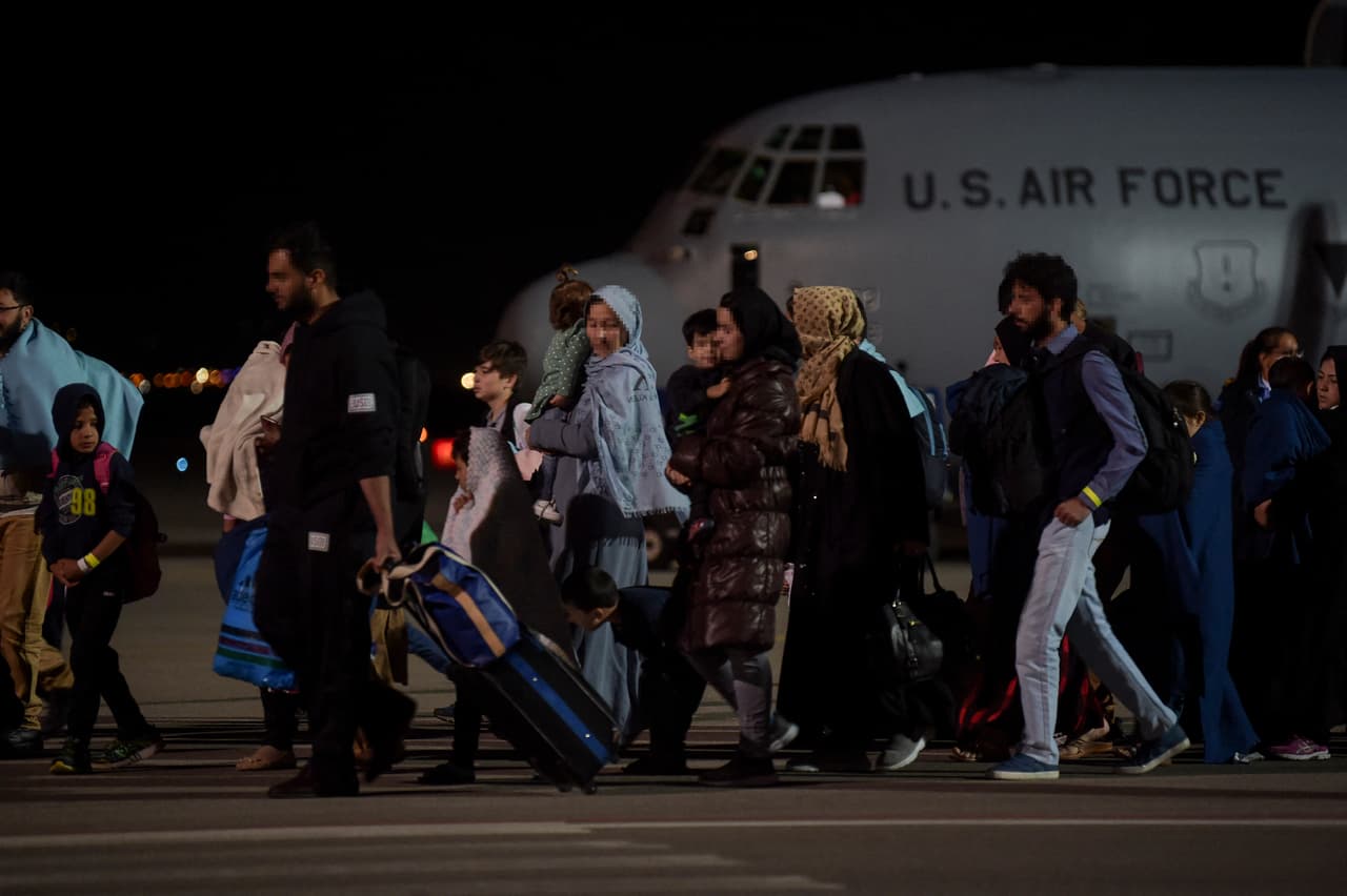 Refugiados afganos se preparaban para abordar un avión militar estadounidense en el aeropuerto de Kabul el 29 de Agosto 2021.