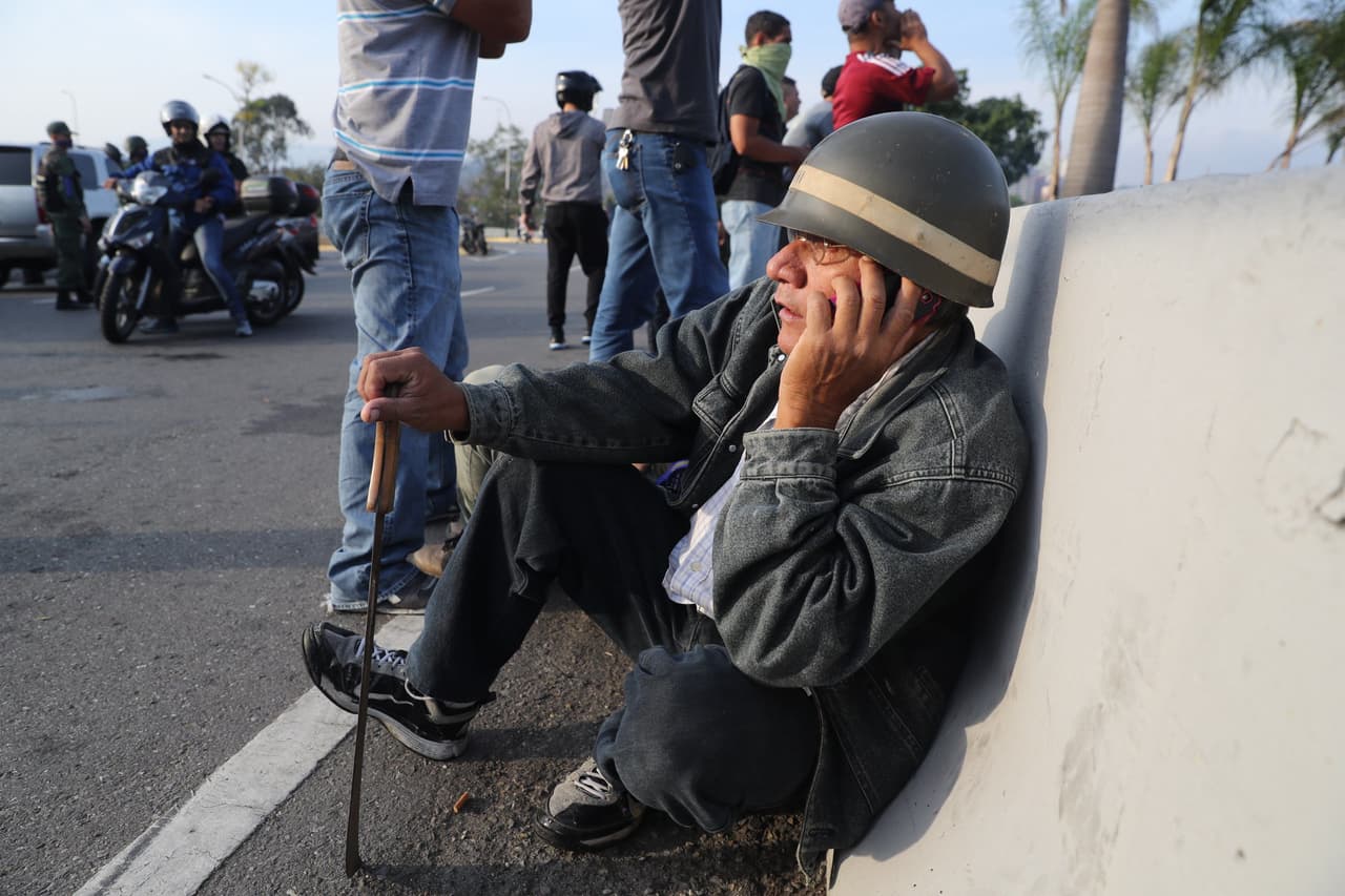 Desafiando a Nicolás Maduro, Guaidó llamó el martes a militares y civiles a buscar "el cese definitivo" del gobierno. Junto al presidente interino estuvo rodeado de soldados, políticos y manifestantes.