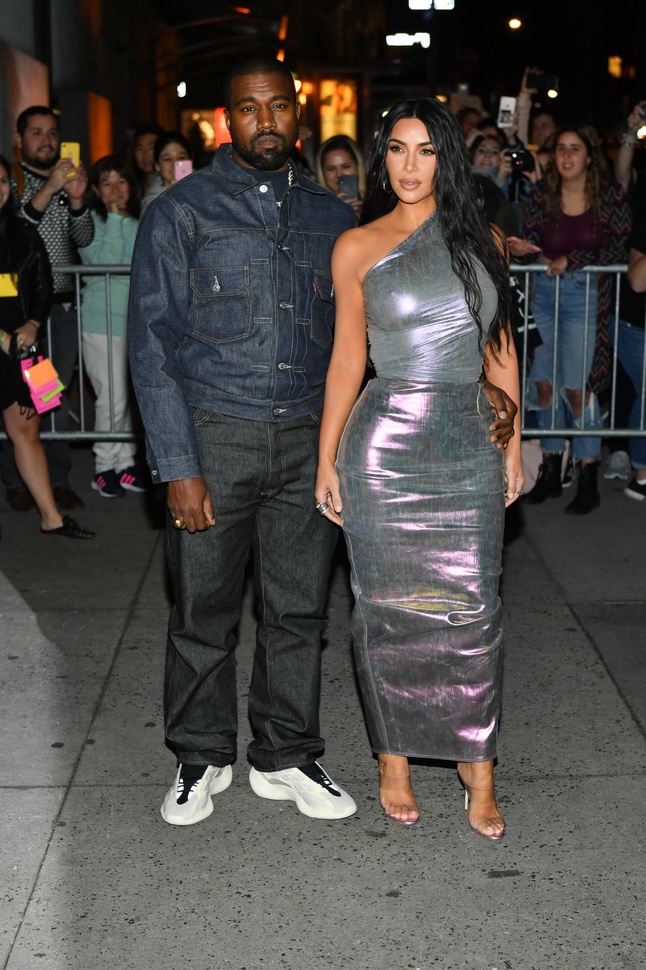 Fue entonces que Kim Kardashian salió en defensa de su esposo, comparó a la intérprete de 'Shake it off' con una "serpiente" por haber negado que había aceptado la letra y publicó la conversación telefónica que, según Swift, fue editada.