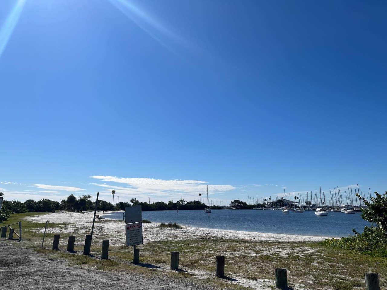 Esta advertencia es un indicador de contaminación fecal (de heces) que puede provenir de aguas pluviales o residuales humanas, de mascotas y/o vida silvestre, lo cual puede ocasionar enfermedades, infecciones o erupciones cutáneas si se bañan en estas aguas.