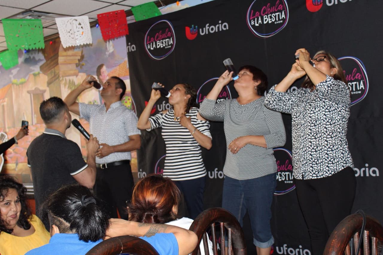 Por último, Pancho llamó a los papás y con un biberón en la mano los puso a comer.
