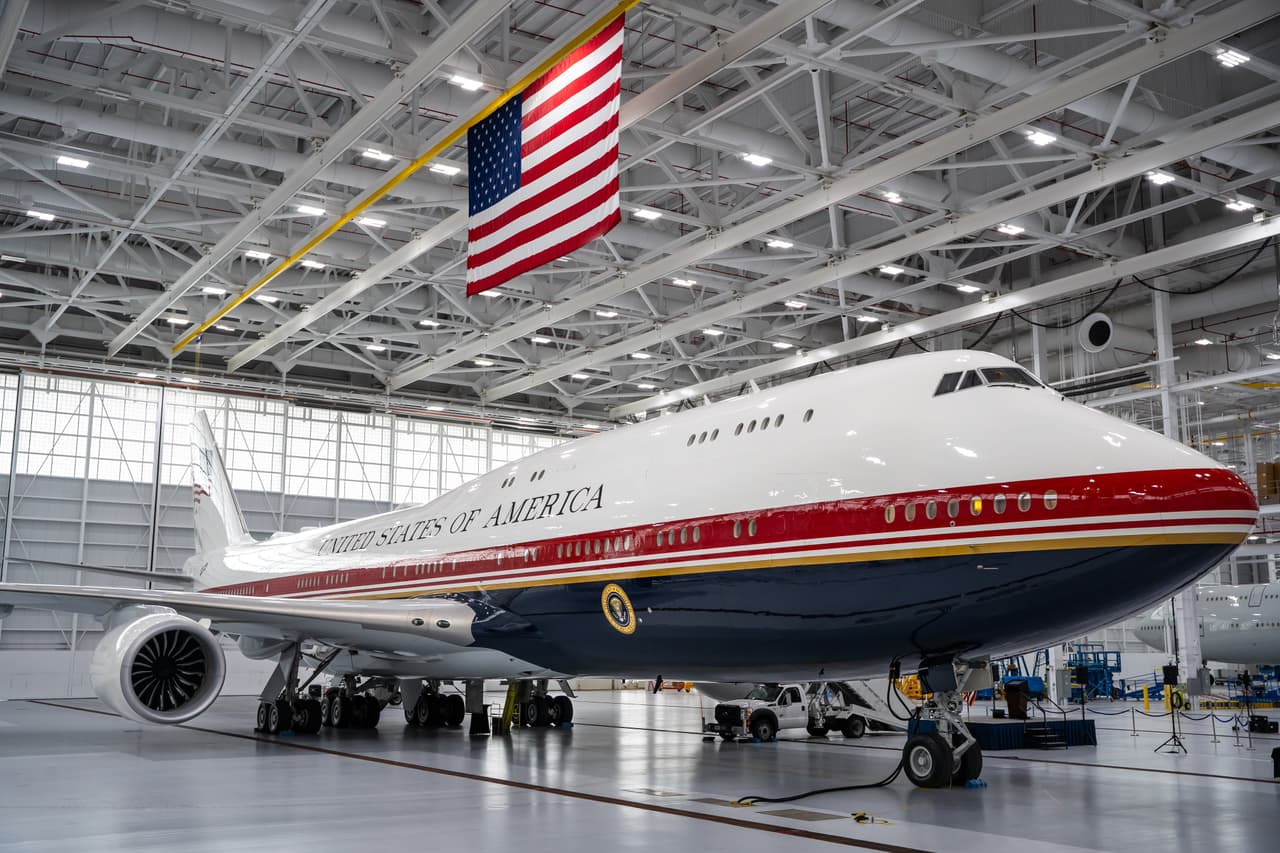 Trump presenta el nuevo Air Force One regalado por Qatar, ¿cuál es el costo real?