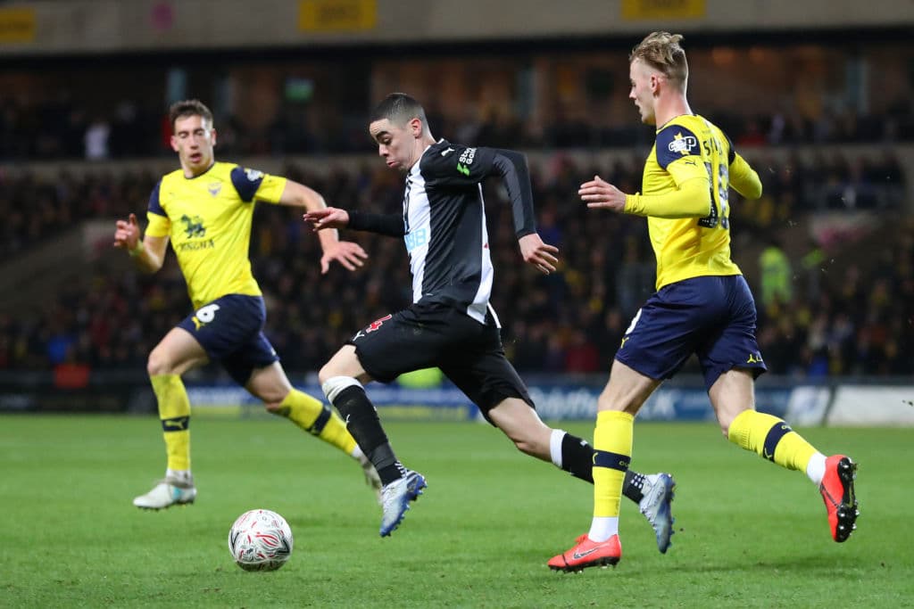 Miguel Almirón fue desequilibrante y clave para evitar la remontada del Oxford United.