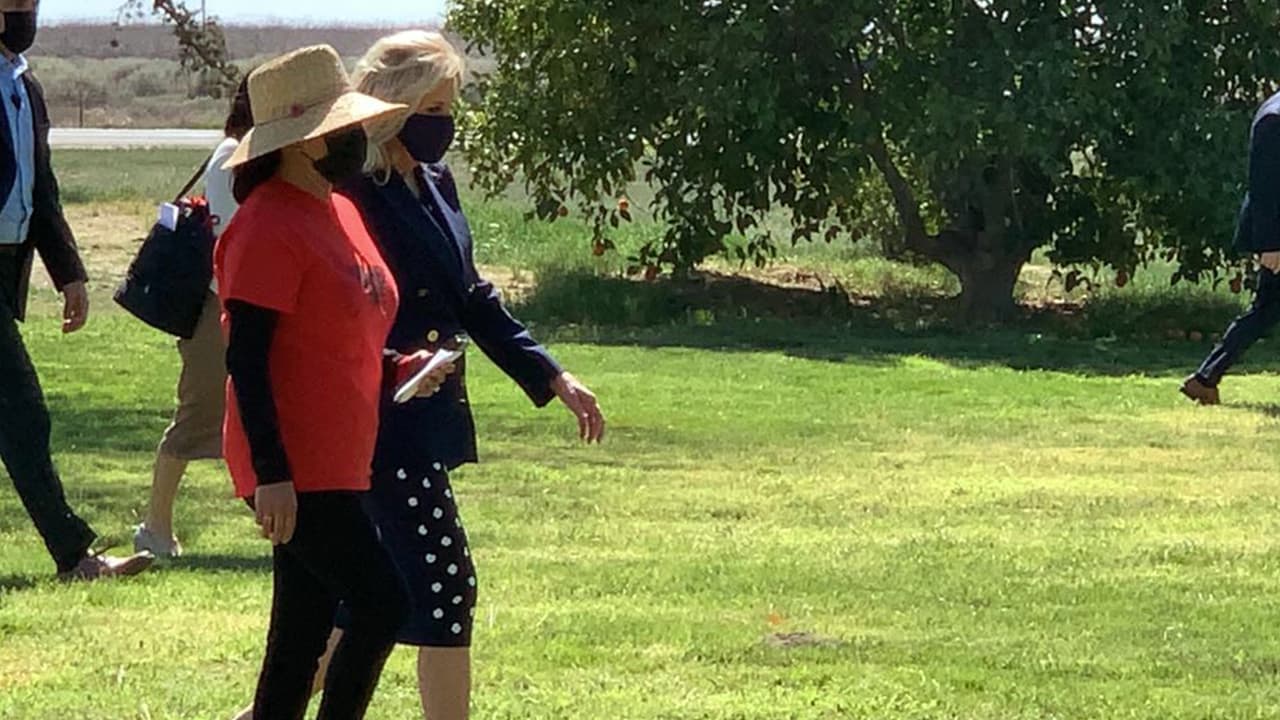 En el sitio emblemático del
<b><a href="https://www.univision.com/local/fresno-kftv/primera-dama-jill-biden-visitara-valle-central-dia-cesar-chavez">movimiento sindical campesino, 40 Acres</a></b>, fue recibida por miembros de la Fundación César Chávez, y la
<a href="https://twitter.com/ufwfoundation/status/1377244290930384898" target="_blank">Fundación de Trabajadores Agrícolas, UFW. </a>