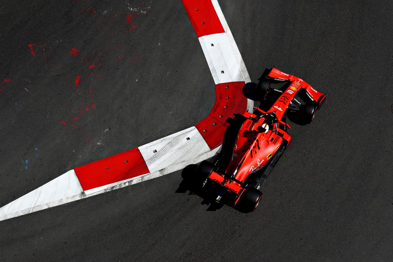 Este sábado se registró una sesión de clasificación accidentada con los choques en la misma curva de Robert Kubica y Charles Leclerc (favorito a la Pole). Al final, los Mercedes lograron el 1-2 con Valtteri Bottas primero y Lewis Hamilton segundo, Sebastian Vettel (Ferrari) tercero, Max Verstappen (Red Bull) cuarto y Sergio 'Checo' Pérez (Racing Point) quinto.