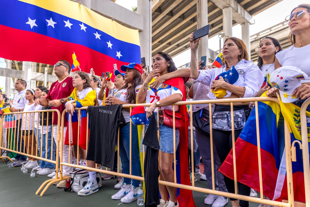 A pesar de la tristeza y el desánimo, los venezolanos en Miami mantienen la esperanza de un cambio. "Hoy más que nunca, los venezolanos estamos demostrando que somos un solo pueblo. Llegó la hora de la reconciliación", manifestó González.
<br>