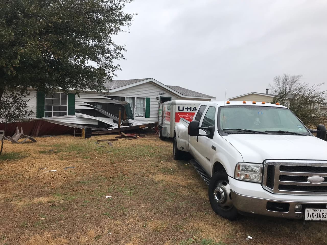Vecinos en Joshua se levantaron con la amenaza de fuertes vientos.