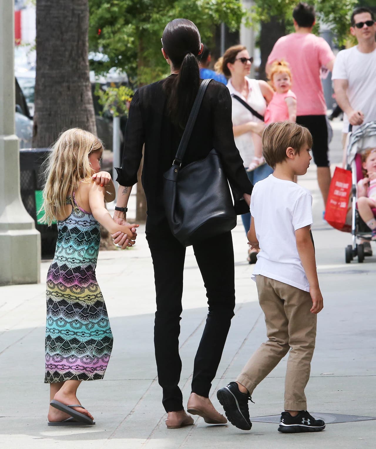 En esta ocasión la captamos con sus mellizos, Knox y Vivienne.