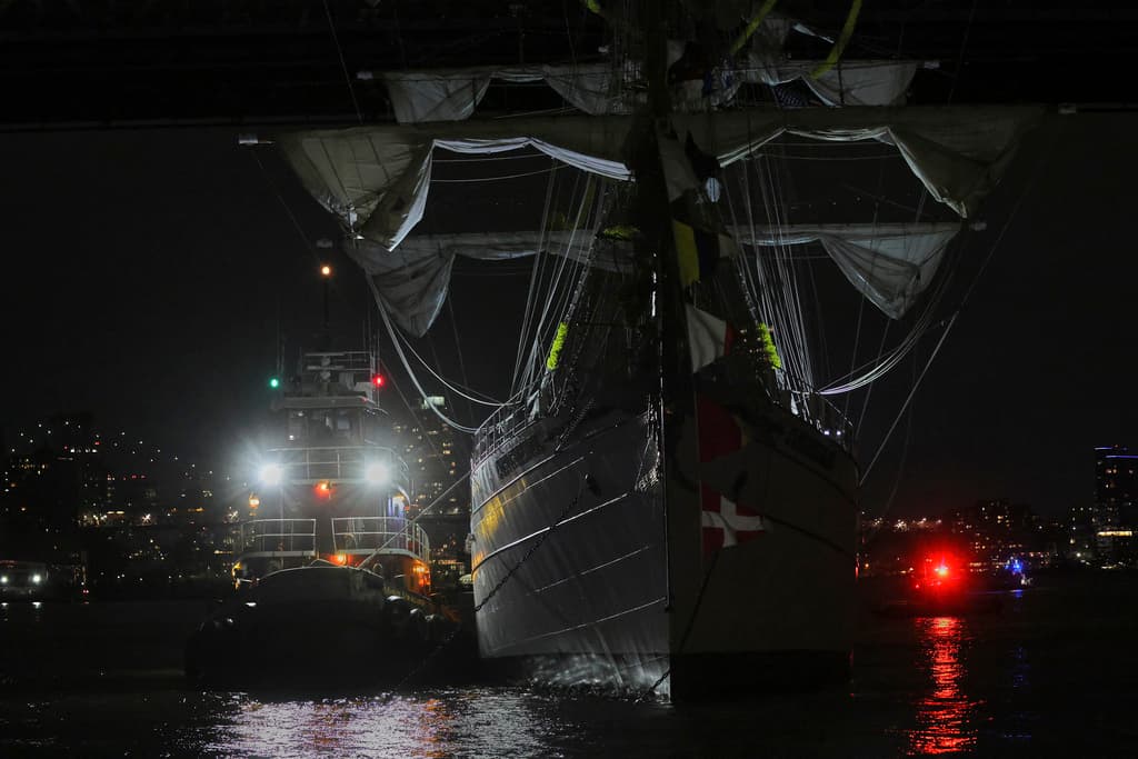 Tras impactar al puente de Brooklyn, con la ayuda de un remolcador, el buque escuela Cuauhtémoc fue estabilizado, cerca del puente Manhattan.