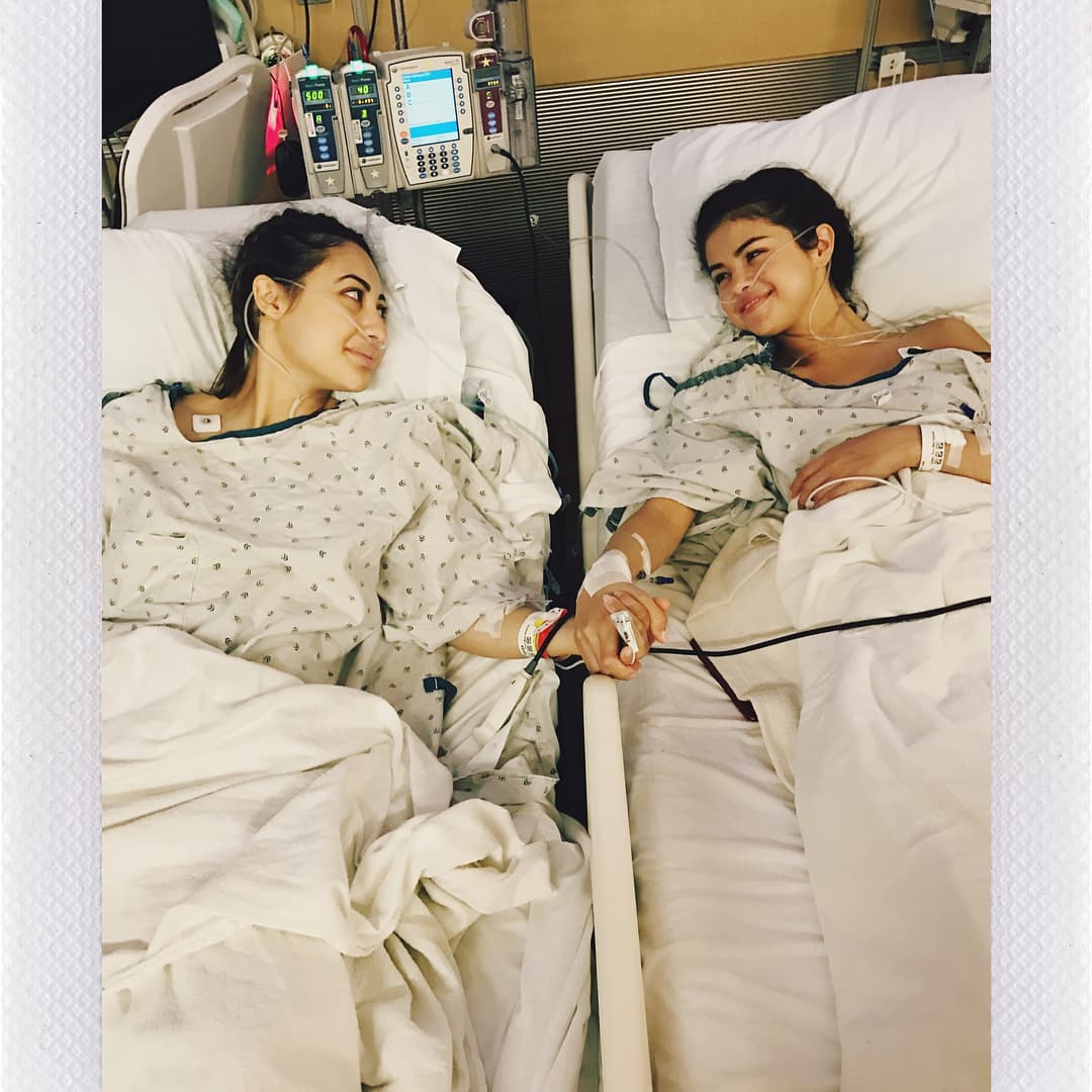 "No hay palabras para describir cómo puedo agradecer a mi hermosa amiga
<b>Francia Raisa</b>.
<b> Ella me dio <a href="https://www.univision.com/famosos/vivir-con-lupus-provoco-que-selena-gomez-se-sintiera-avergonzada-de-su-cuerpo-fotos">el mejor regalo y sacrificio</a> al donarme su riñón</b>. Estoy increíblemente bendecida. Te amo tanto hermana".
<br>