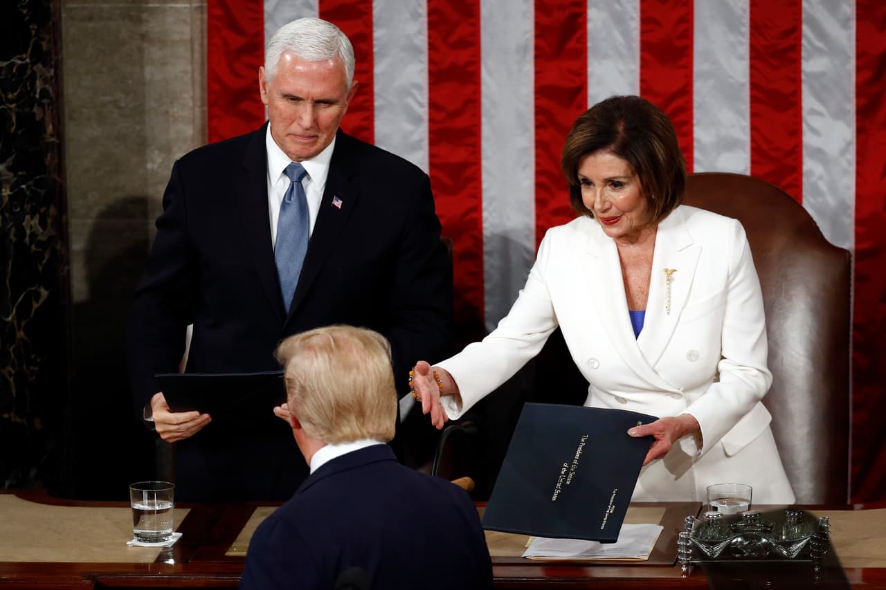Donald Trump a su llegada al podio desde donde dará su discurso.