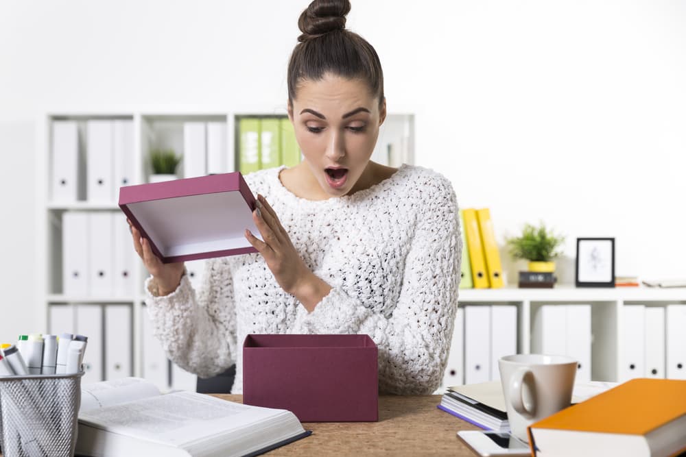 <b>Símbolos</b>
<br>Desafortunadamente, éste es el tipo de señales a las que menos les ponemos atención. Los espíritus tratan de comunicarse con nosotros de las formas más inusuales, y cuando usan símbolos nos envían mensajes que a veces no podemos comprender. A veces vemos un rostro en la calle que nos recuerda a esa persona que ya no está con nosotros, o alguien te regala su libro o disco favorito.