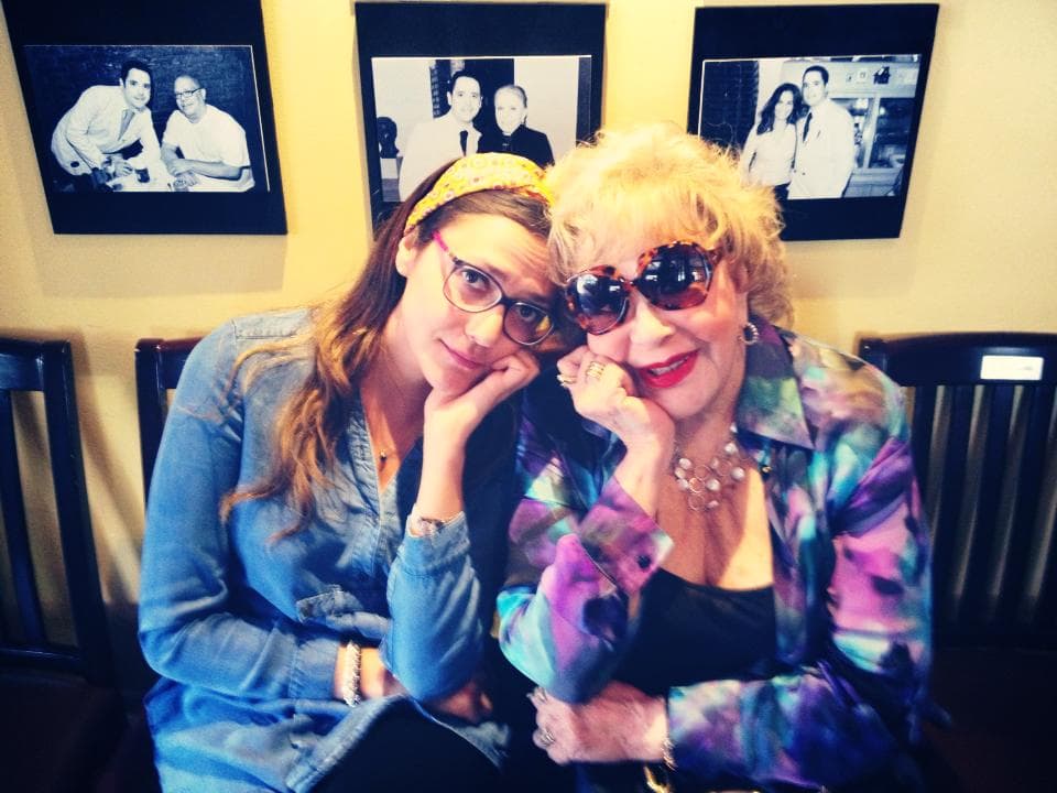 A la señora Silvia Pinal se la encontró en un restaurante.