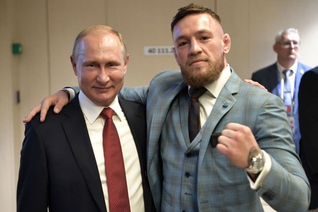 El presidente ruso Vladimir Putin (izq.) y el luchador irlandés de artes marciales mixtas Conor McGregor posan durante el partido de fútbol de la final del Mundial de Rusia 2018 entre Francia y Croacia en el estadio Luzhniki de Moscú el 15 de julio de 2018.
<br>