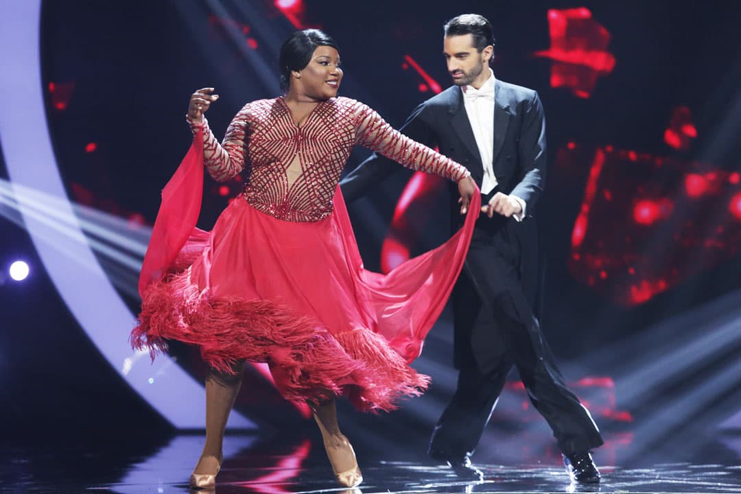 Chikybombom entregó un foxtrot para su segundo baile. Ambas concursantes se presentaron con el bailarín Toni Costa.