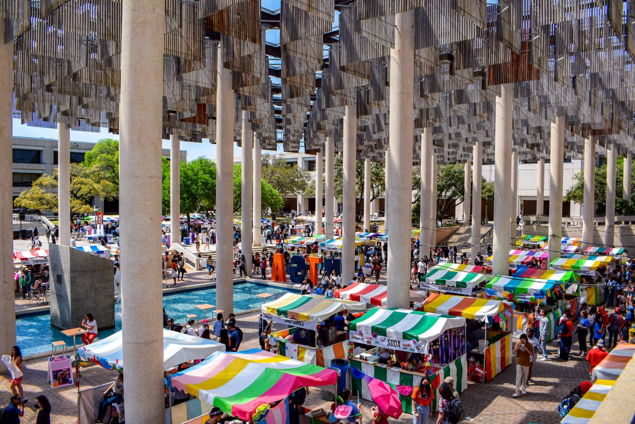 <h2 class="cms-H2-H2">Día En La Sombrilla</h2>
<br>
<ul>
<li class="li1">Cuándo: 25 de abril</li>
</ul>
<ul>
<li class="li1">Hora: 11:00 horas - 15:00 horas</li>
</ul>
<ul>
<li class="li1">Dónde: UTSA Campus, en la Sombrilla y Central Plaza</li>
</ul>
<ul>
<li class="li1">Qué es: Una oportunidad para que estudiantes de la UTSA recauden fondos a través de conferencias, eventos y concursos.</li>
</ul>
<ul>
<li class="li1">Costo: Gratis, pero lleva efectivo para tus compras.</li>
</ul>