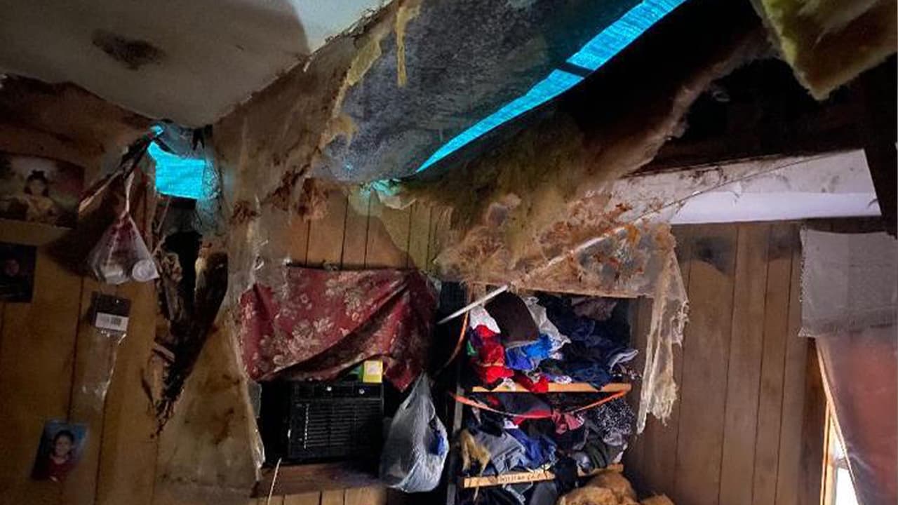 El cuarto de teresa quedó destrozado. Parte de la aeronave cayeron sobre ella y su esposo quienes estaban acostados.