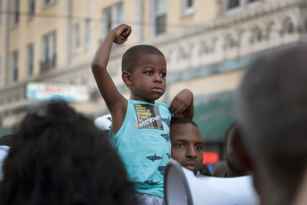 Posteriormente se ve cómo Augustus se aleja dando manotazos y luego parece intentar empuñar el arma, cuando es abatido de varios disparos.