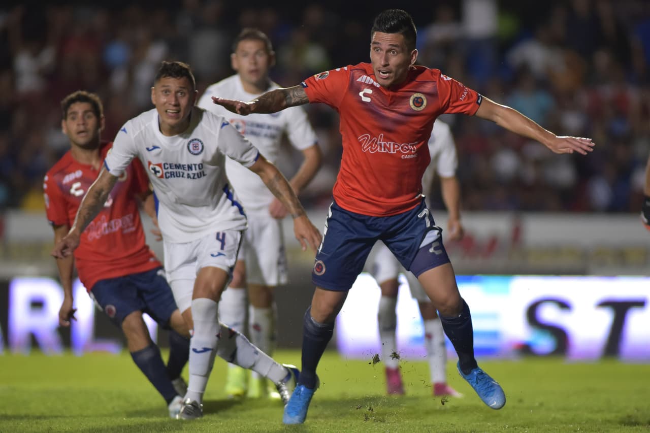 Tiro de esquina peligroso que al final no termina en el fondo de la red, gracias a la defensiva.