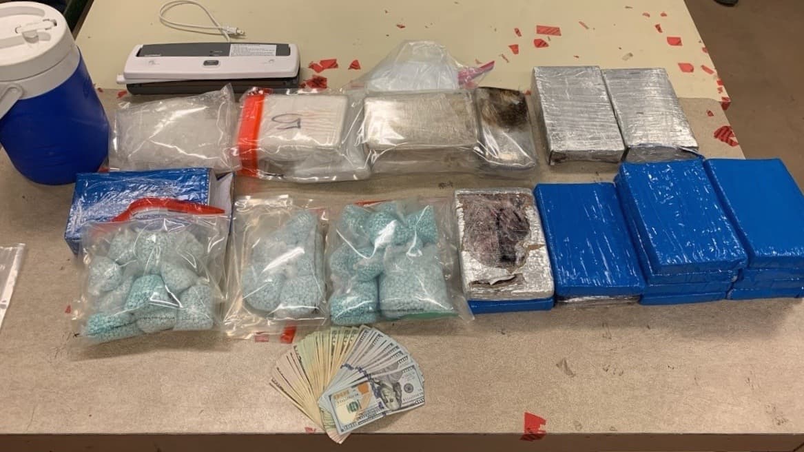 Una parada de transito rutinaria dio lugar al decomiso de sustancial cargamento de drogas