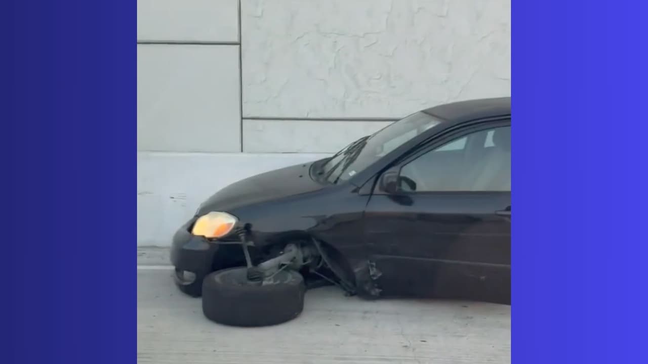 Este auto fue uno de los que primero quedó afectado tras el choque múltiple provocado por el sospechoso. Luego brincó sobre otro vehículo, aquí
<b>los conductores vieron que algo no andaba bien con él</b>, pero lo más grave fue cuando bajó de su auto.