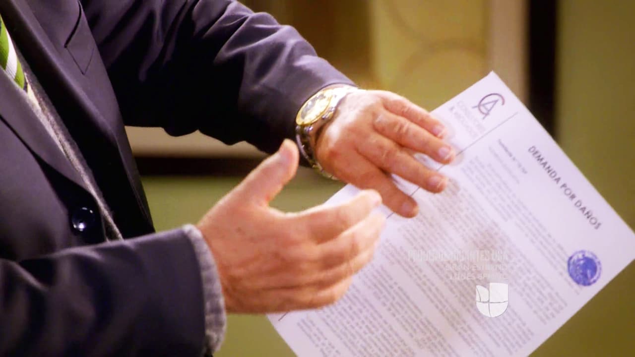 Maia descubrió el reloj de su padre en la muñaca del juez y comenzó a sospechar de su honorabilidad.