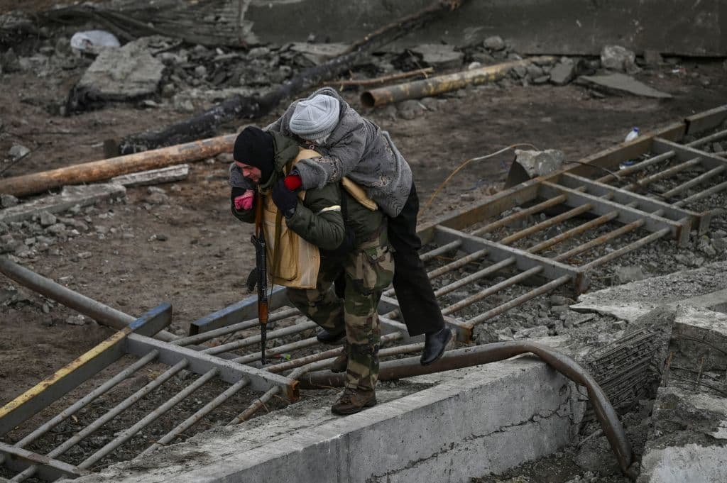 Una residente de Irpin siendo ayudada a huir de esa ciudad el 7 de marzo de 2022.