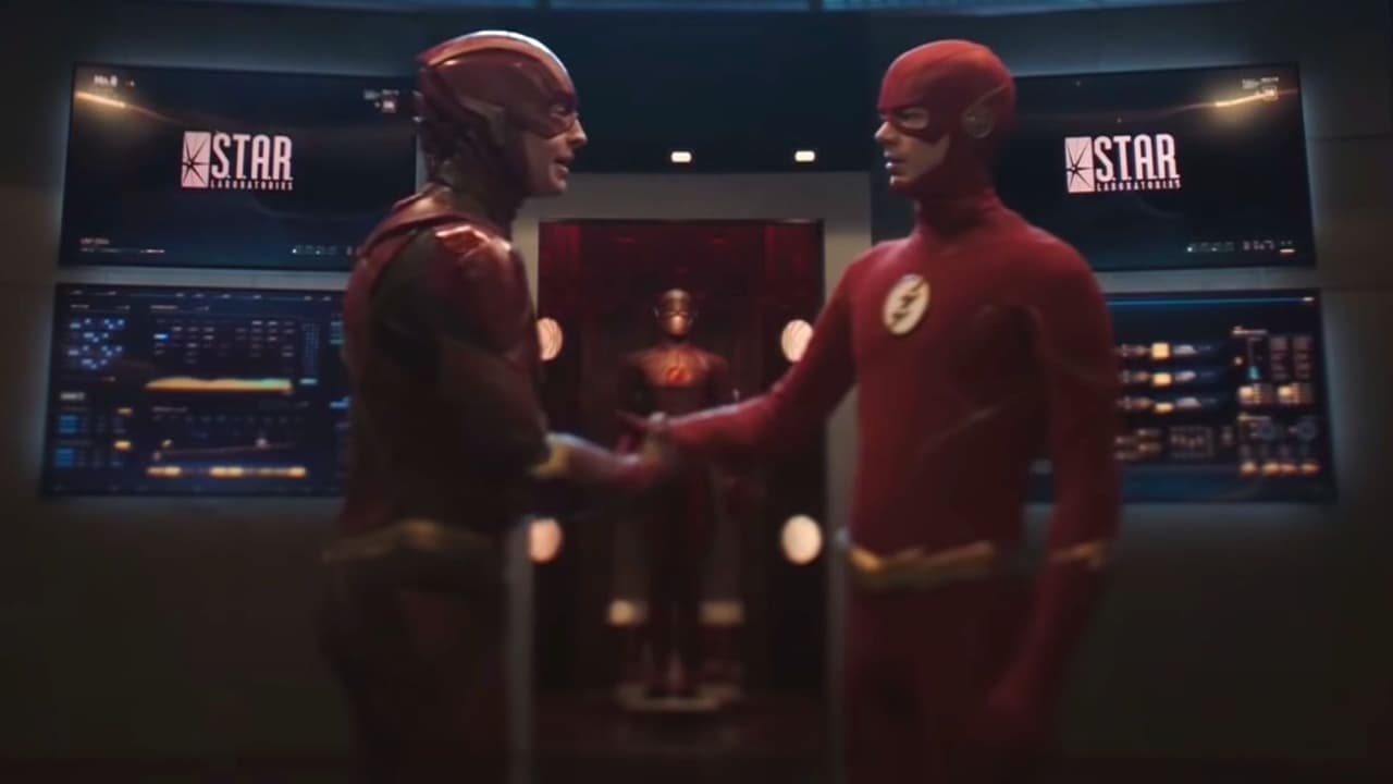 Grant Gustin y Ezra Miller como Flash.