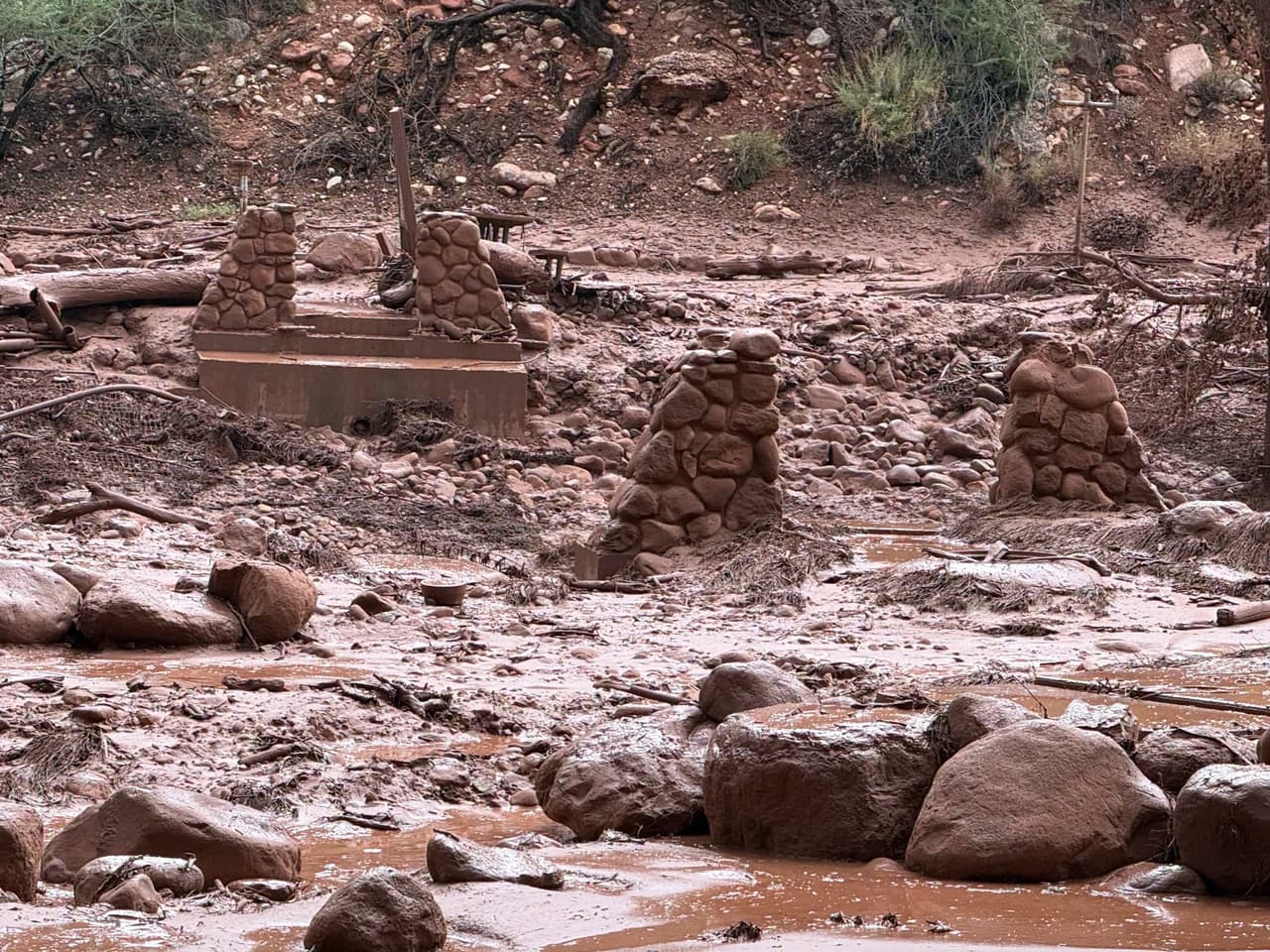 La corriente destruyó casi todos los puentes peatonales que cruzaban Bright Angel Creek, lo que impide a los excursionistas pasar de un lado al otro del arroyo.