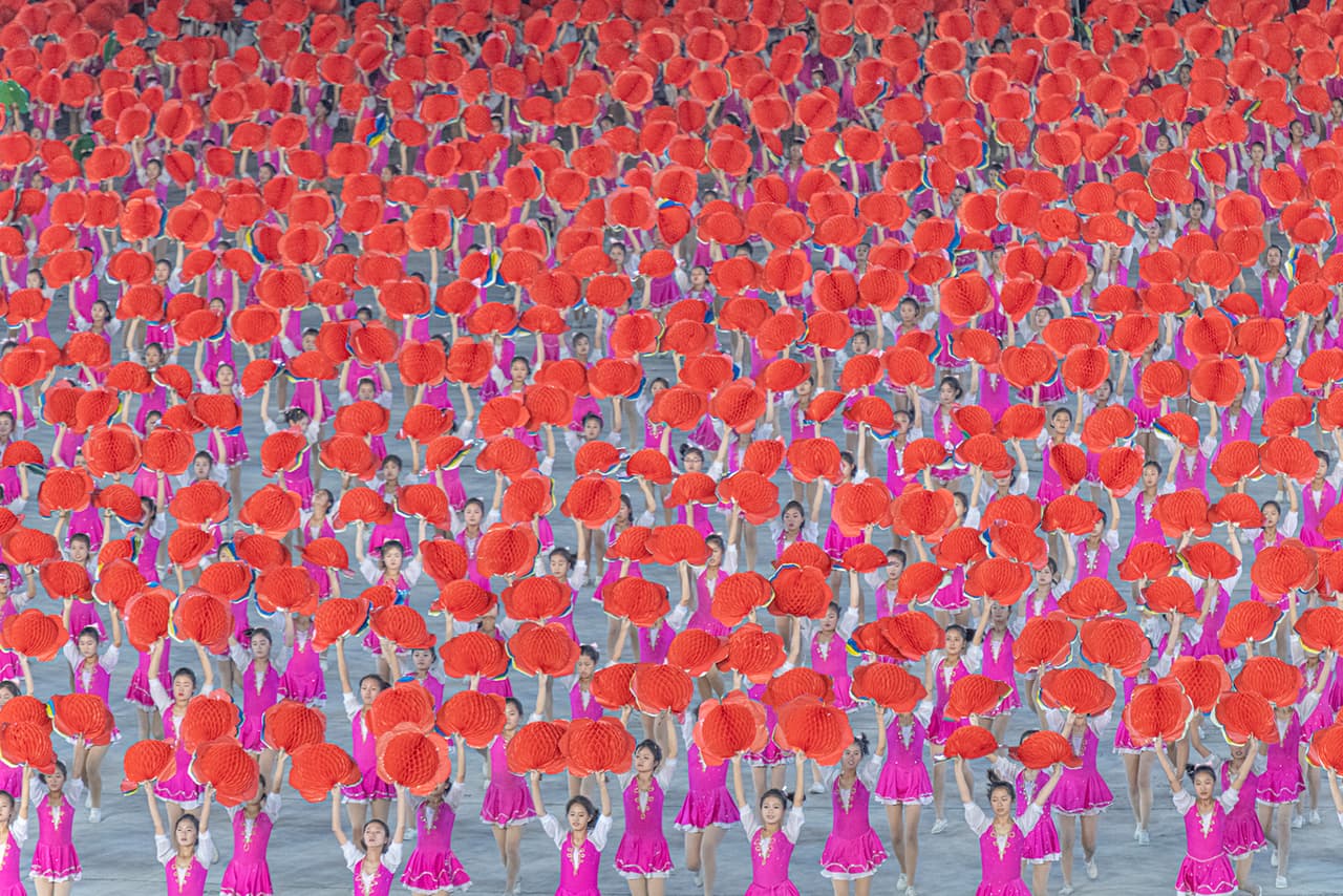 El fotógrafo “siempre estuvo acompañado por dos amables cuidadores/guías turísticos que controlaban a dónde iba y qué se le permitía fotografiar”, explica la editorial.