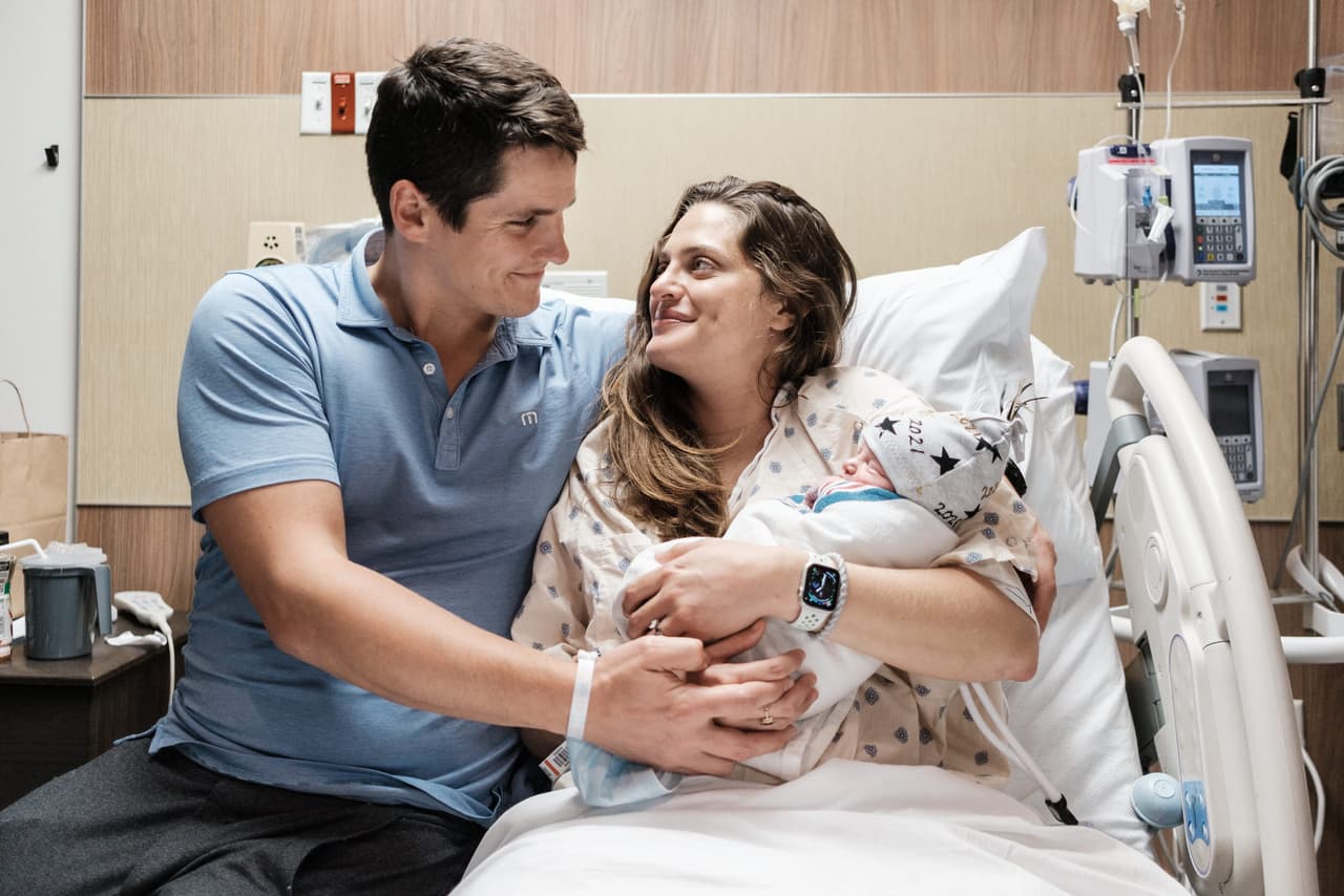 Paulo está listo para el nuevo año con sus padres.