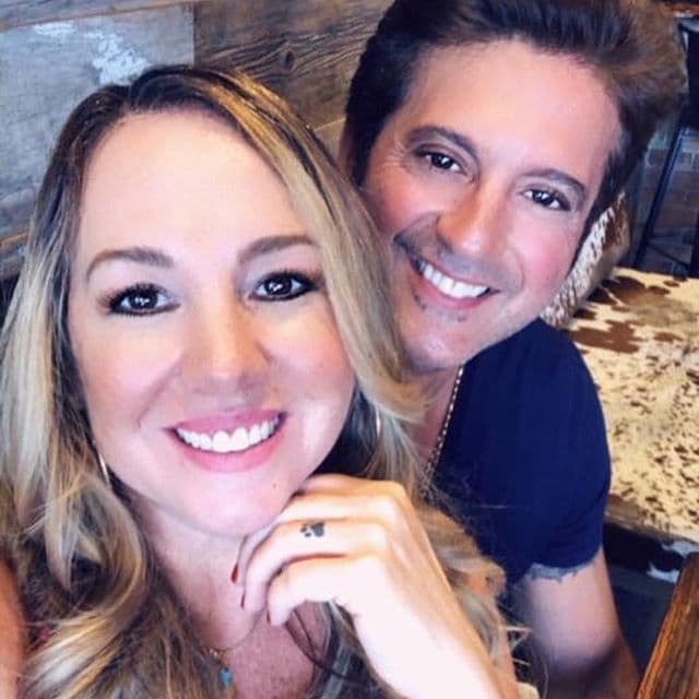 En la vida amorosa, el actor lo ha intentado varias veces y parece que por lo menos su corazón está contento, pues actualmente se encuentra casado con Evelyn Umpierrez.