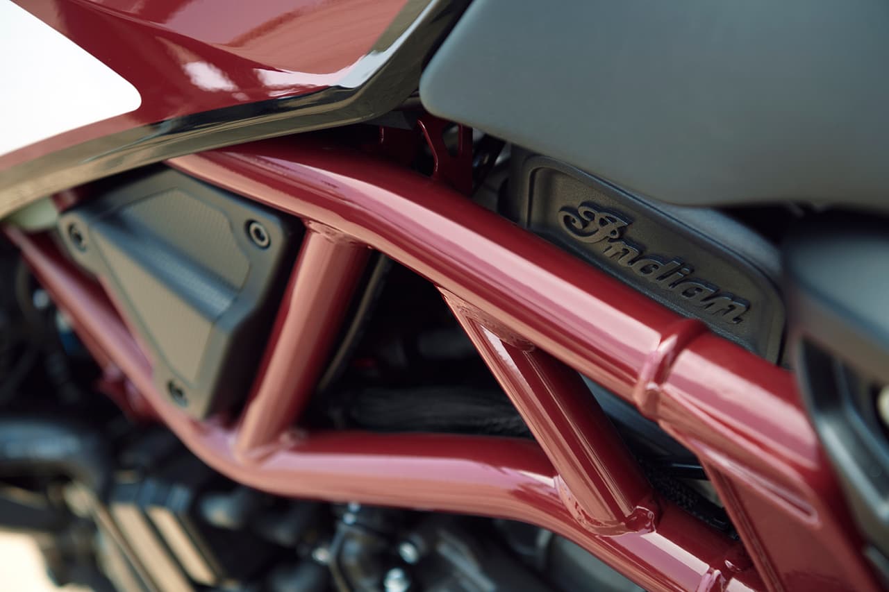 Su marco principal es tubular fabricado en acero, mientras que el secundario/posterior es construido en aluminio para reducir su peso.