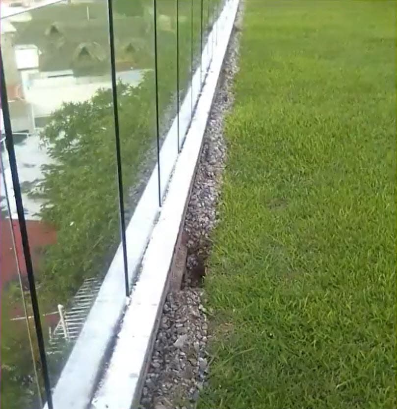 "
<b>Se desprendió una parte de la pared</b> entre el piso y la alberca y lo que más me preocupa es el barandal que tengo es de cristal que se abrió", detalló.
<br>