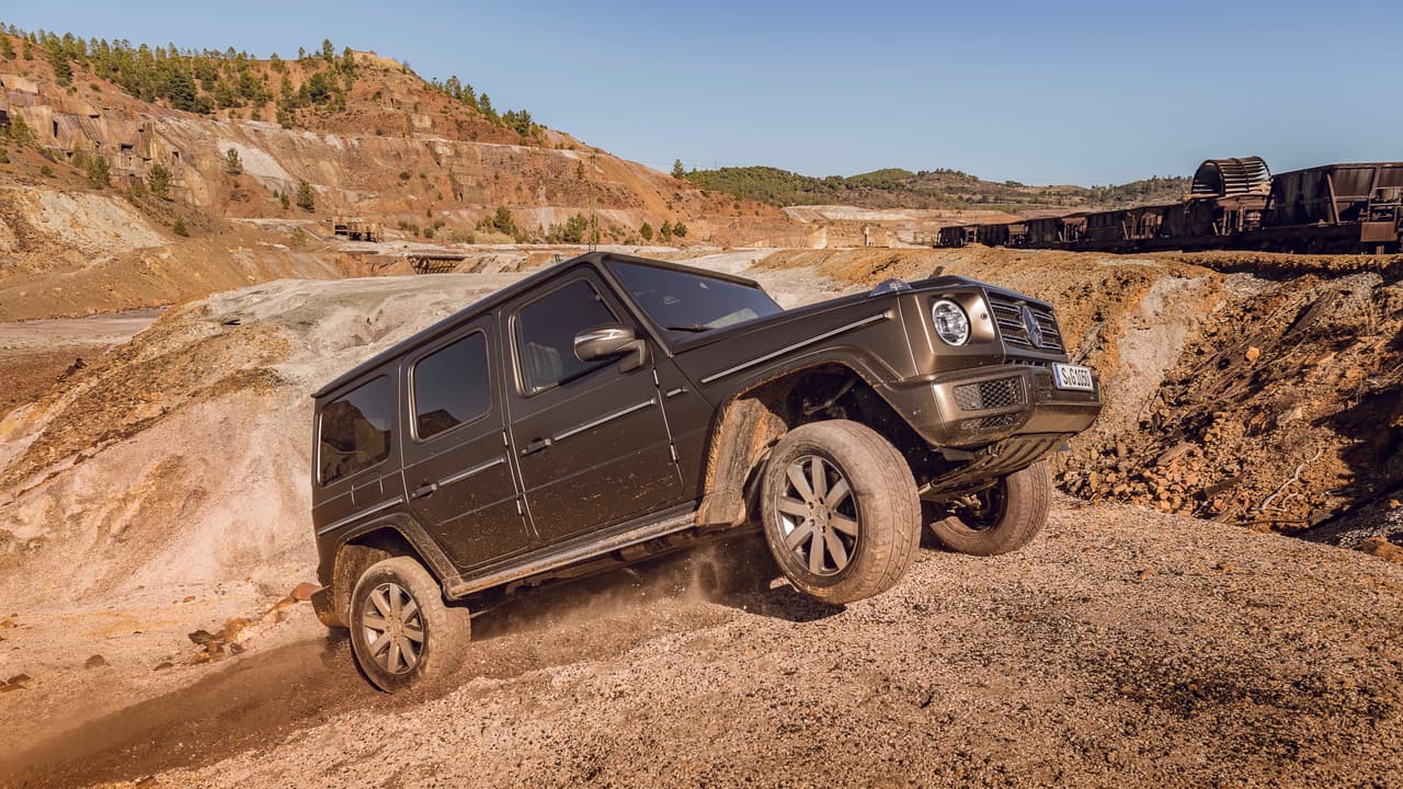 Para cuando las condiciones de manejo se vuelvan decididamente difíciles, los tres diferenciales bloqueables y el engranaje bajo o ‘mocha’ regresan en la nueva Mercedes-Benz Clase-G 2019.