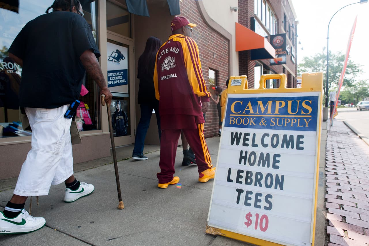 Cuando en 2014 LeBron anunció su regreso a Cleveland, su ciudad natal, Akron, y la casa de los Cavs, fueron hervideros de emoción por el regreso de su hijo pródigo. Fue una auténtica verbena.