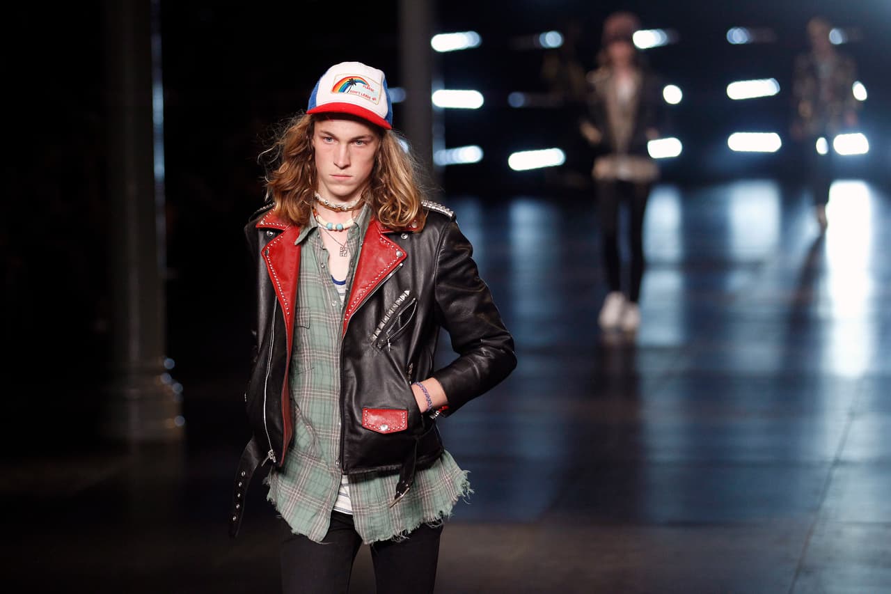 Para quitarle el mal olor envuelve tu prenda de cuero en una bolsa de plástico y guardarla en el congelador un día.