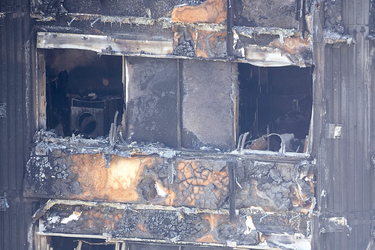 Los vecinos aseguran que se habría colocado el revistimiento más económico solo para disimular la fealdad de la estructura de bloques, perturbadora para los ricos de la zona.