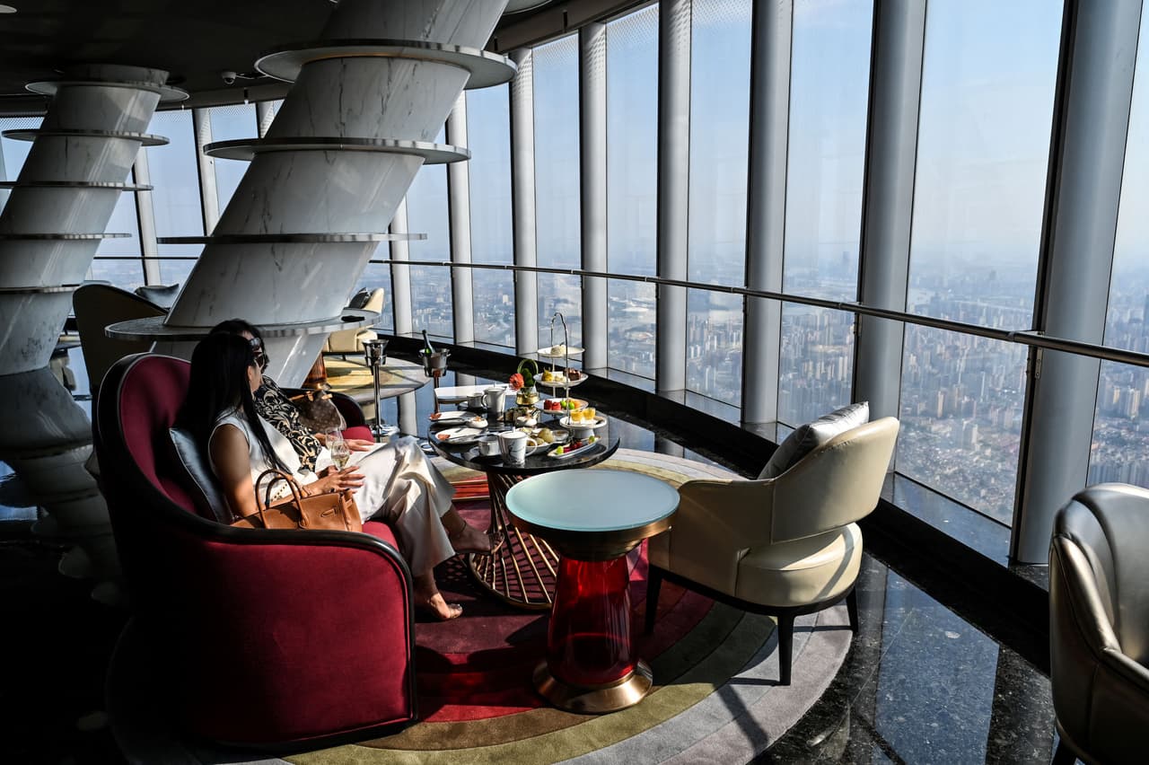 Una de las áreas comunes del Hotel J Shanghai Tower, con vista panorámica a la capital financiera de China.
<br>
<br>El Hotel Gevora de Dubai, en Emiratos Árabes Unidos, es un edificio de 1,168 pies. Fue reconocido oficialmente como el hotel más alto del mundo por el Libro Guinness de los Récords Mundiales en 2018.