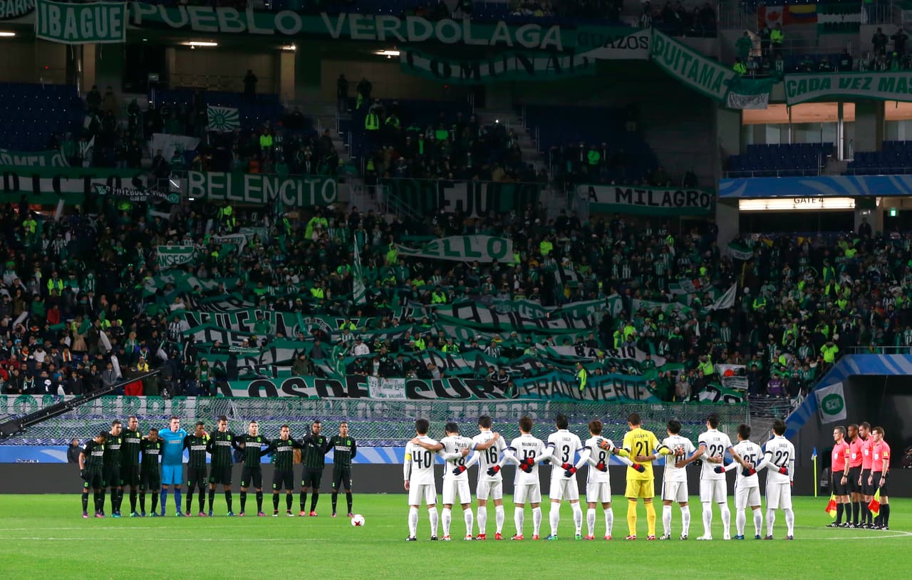 La ceremonia previa sirvió para rendir un homenaje a las víctimas del Chapecoense, fallecidos en un accidente aéreo el pasado 28 de noviembre.