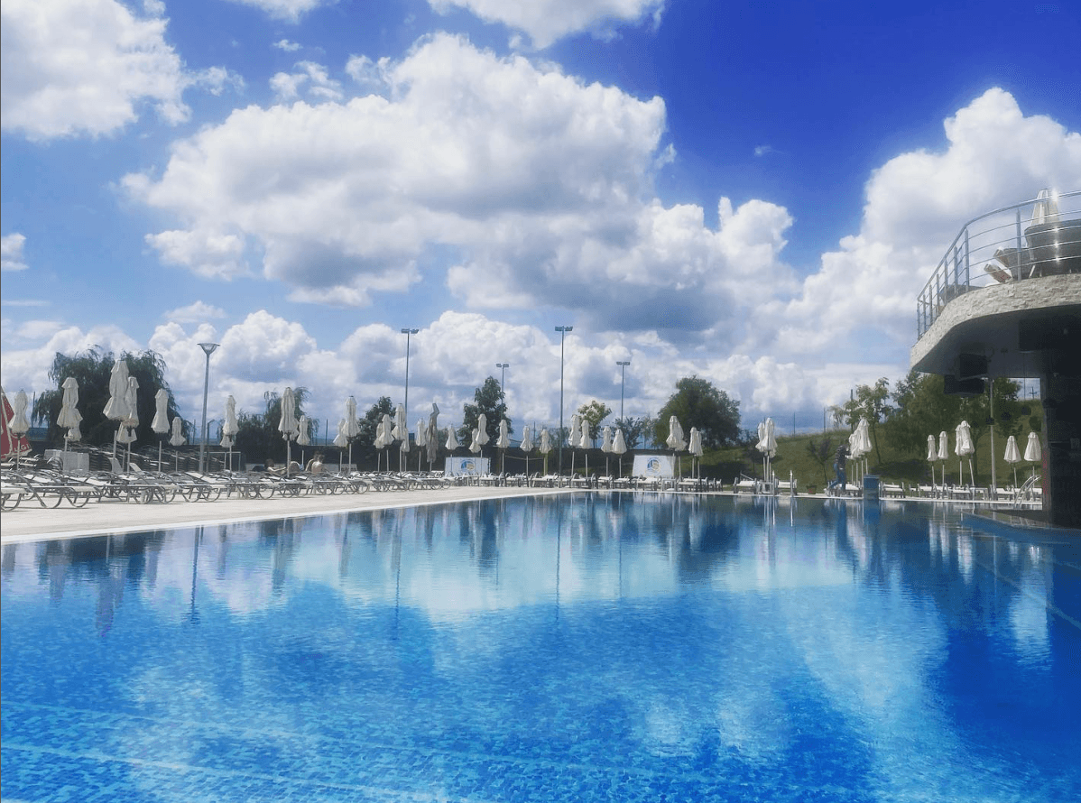 <b>Piscina del parque Astoria</b>
<br>Calle 19 por cierto. Hoyt Ave. Norte y Ditmars Blvd.
<br>Queens, Nueva York
<br>(718) 626-8620
<br>
<br>Con 330 pies de largo, la piscina Astoria
<b>es la más grande de la ciudad de Nueva York,</b> por lo que siempre hay espacio para nadar o flotar. Pero si lo tuyo es solamente refrescarte en sus aguas: está rodeada de un graderío que te permitirá disfrutar del escenario, después de todo la Astoria es una de las piscinas más pintorescas de la ciudad, pues queda entre los puentes Robert F. Kennedy y Hell Gate.
<br>