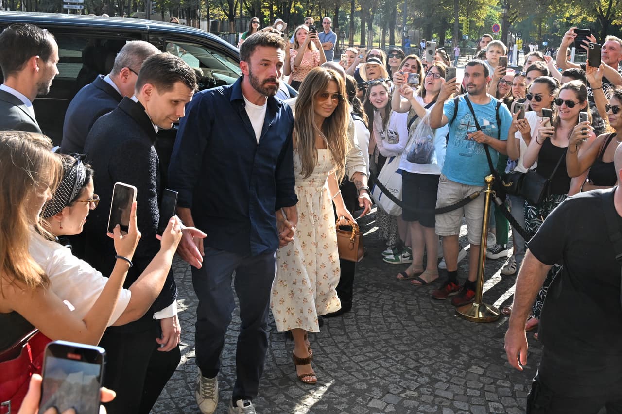 Al look agregó lentes de sol Ray Ban de
<b>150 dólares </b>y un bolso Gucci Diana Small Top Handle, de
<b>5,100 dólares</b>.
<br>