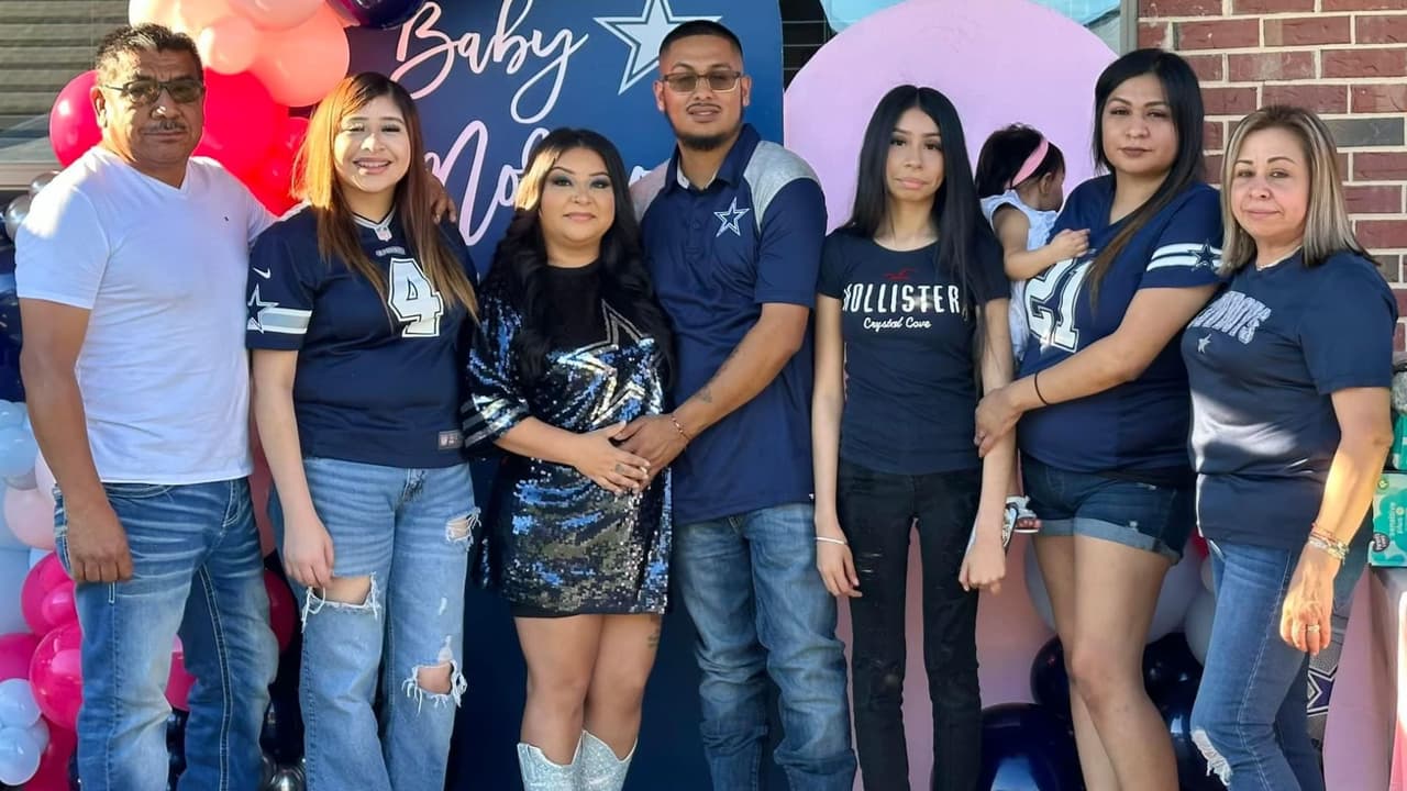Gelacio Moreno aparece junto a su esposa, sus hijos y parte de su familia en esta foto, tomada solo unas semanas antes de que un hombre le disparara en el estacionamiento de un restaurante en Dallas.