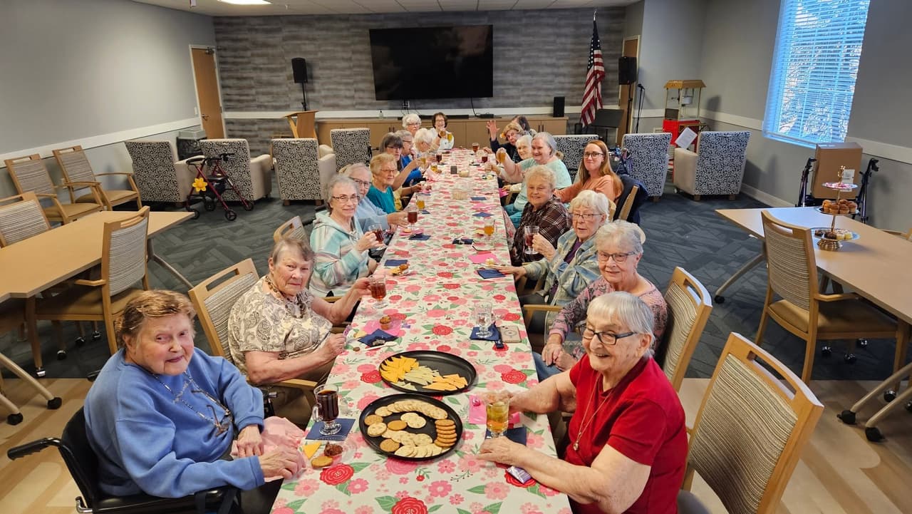 Una mujer de 82 años logra cambiar una ley en residencias de ancianos en Minnesota para poder consumir alcohol