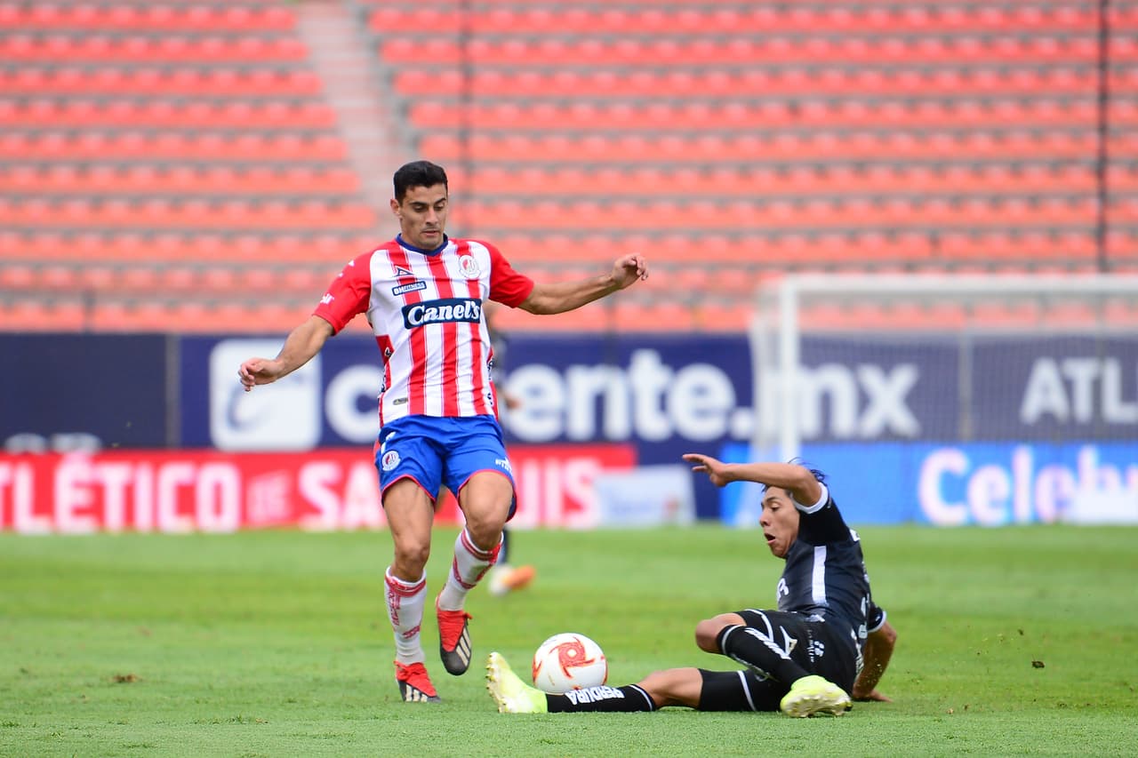 Atlético San Luis esta muy cerca del tanto del empate, pero Luis Malagón se lo impide a los rojiblancos.